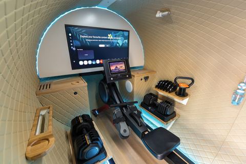 Atleet traint op een roeimachine in een OxyHelp-cabine