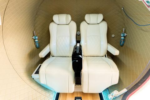 Interieur van een OxyHelp-cabine met twee lichte stoelen