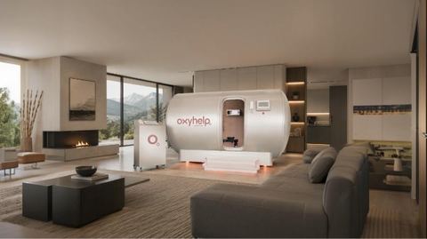 OxyLife-cabine in een woonkamer met uitzicht, verlicht in de avond