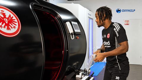 Profvoetballer stapt in een OxyHelp-cabine in de herstelruimte van de club